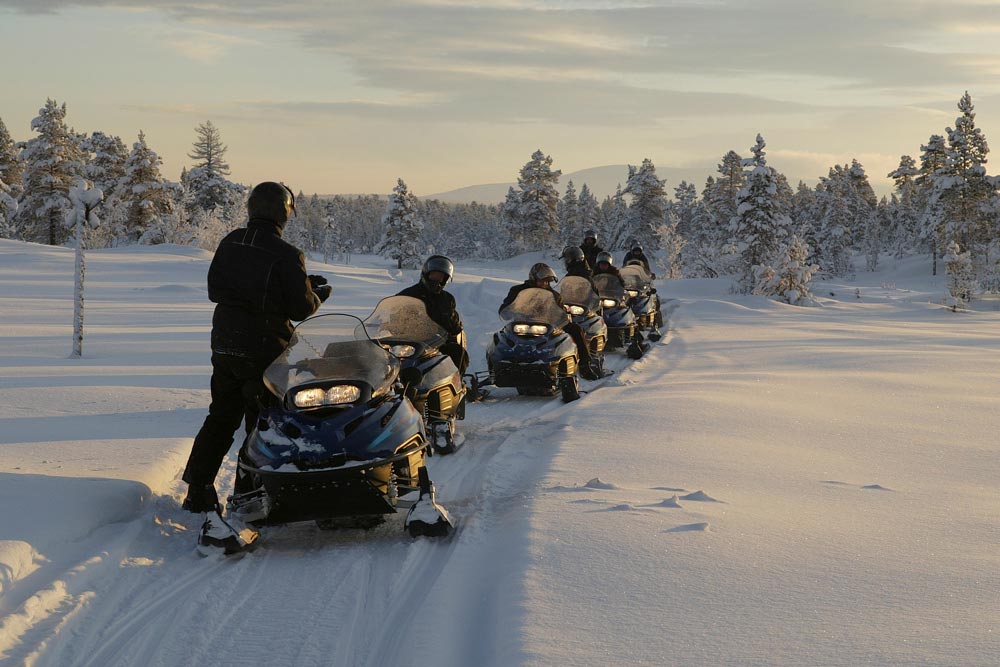 Personer som kör snöskotrar under vintern